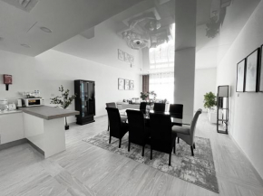 Contemporary & Spacious 2 BDR APT with Smart Home System